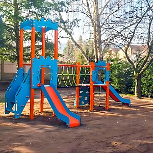 Nové detské ihrisko na dvore Rozprávkovej Materskej Školy Tokod Nové detské ihrisko na dvore Rozprávkovej Materskej Školy Tokod